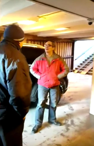 Водитель кроссовера (на фото в&nbsp;красной куртке) у&nbsp;своег оавтомобиля в&nbsp;подземном переходе у&nbsp;станции метро «Московская» в&nbsp;Санкт-Петербурге, 21 февраля 2018 года