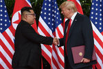 Высший руководитель КНДР Ким Чен Ын и президент США Дональд Трамп во время встречи на острове Сентоса в Сингапуре, 12 июня 2018 года