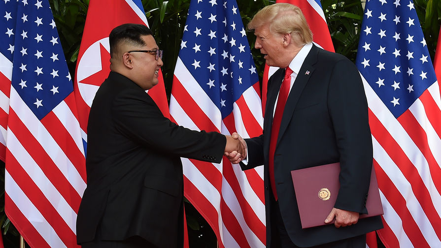 Высший руководитель КНДР Ким Чен Ын и президент США Дональд Трамп во время встречи на острове Сентоса в Сингапуре, 12 июня 2018 года