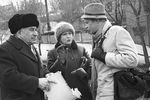Съемки фильма «Аэлита, не приставай к мужчинам», 1988 год. Режиссер Георгий Натансон (слева) репетирует сцену с актерами Натальей Гундаревой и Александром Кузнецовым