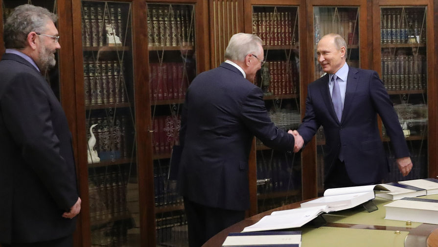 Президент России Владимир Путин, академик РАН Юрий Осипов и ответственный редактор издательства «Большая Российская энциклопедия» Сергей Кравец на презентации «Большой российской энциклопедии» в президентской библиотеке, 20 декабря 2017 года