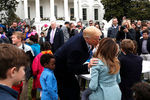 Президент США Дональд Трамп с первой леди Меланьей Трамп во время ежегодного фестиваля катания пасхальных яиц на лужайке у Белого дома, 2 апреля 2018 года
