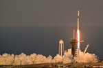 Ракета SpaceX Falcon 9 с экипажем из четырех человек во время запуска к Международной космической станции с мыса Канаверал в штате Флорида, США, 14 марта 2025 года