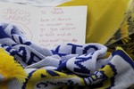 Болельщики несут записки с обращениями к Гари Спиду