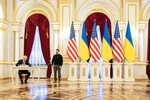 Президент США Джо Байден и президент Украины Владимир Зеленский во время встречи в Киеве, 20 февраля 2023 года

