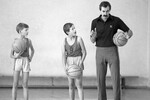 Тренер детской баскетбольной команды ЦСКА, олимпийский чемпион Сергей Белов со своими подопечными, 1983 год