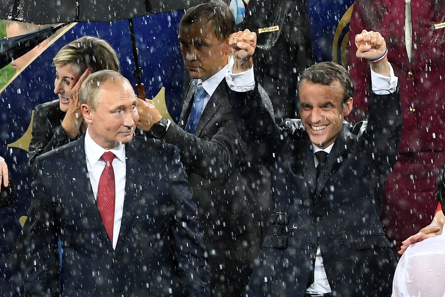 Президент Франции Эммануэль Макрон (справа) празднует победу своей сборной во время церемонии награждения после финального матча чемпионата мира по&nbsp;футболу&nbsp;- 2018&nbsp;между&nbsp;сборными командами Франции и Хорватии на&nbsp;стадионе &laquo;Лужники&raquo;, слева&nbsp;- президент РФ Владимир Путин, Москва, 15&nbsp;июля 2018&nbsp;года