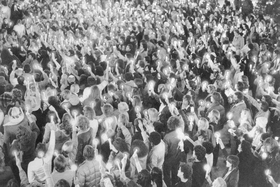 Фанаты Джона Леннона с&nbsp;зажженными свечами во время акции в&nbsp;память о&nbsp;музыканте, Нью-Йорк, декабрь 1980&nbsp;года