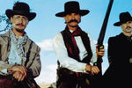 <b>Кадр из фильма «Тумстоун: Легенда дикого запада» (1993)</b> <br>
В 1993 году Курт Рассел и Вэл Килмер сыграли в фильме «Тумстоун: Легенда дикого запада», в основу которого легла история о перестрелке трех братьев-республиканцев, двое из которых воевали в гражданской войне на стороне Севера, и местных бандитов под руководством шерифа.
