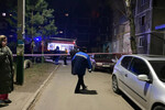 Сотрудники спецслужб у дома, поврежденного во время массированной атаки БПЛА, Курск, 15 апреля 2025 года