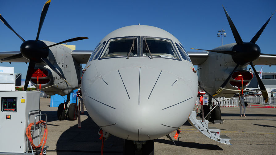 Турбовинтовой многоцелевой транспортный самолет Ан-132 D на Международном авиасалоне «Ле-Бурже – 2017» во Франции