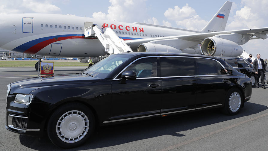 Президентский служебный автомобиль Aurus Senat президента России Владимира Путина во время встречи в аэропорту Хельсинки, 16 июля 2018 года