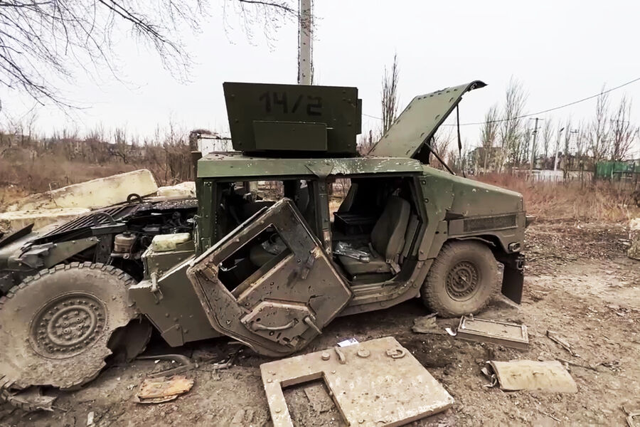Поврежденный армейский HMMWV в&nbsp;Авдеевке, 19&nbsp;февраля 2024&nbsp;года