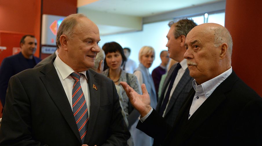 Руководитель КПРФ Геннадий Зюганов и режиссер Станислав Говорухин на&nbsp;премьере нового фильма &laquo;Конец прекрасной эпохи&raquo; в&nbsp;киноцентре &laquo;Октябрь&raquo;