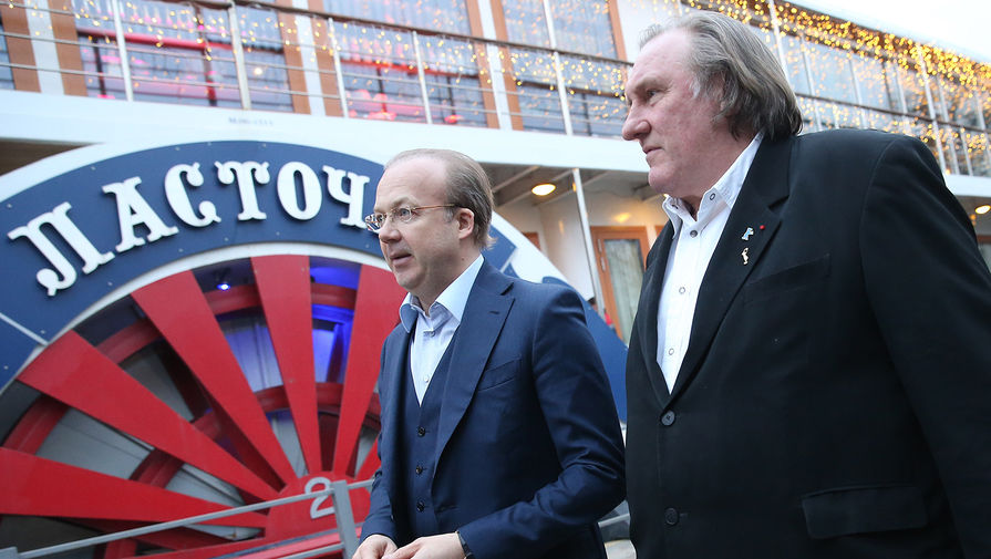 Председатель правления фонда &laquo;Ялтинский международный экономический форум&raquo; (ЯМЭФ) Андрей Назаров и актер Жерар Депардье (слева направо) перед&nbsp;началом ужина в&nbsp;ресторане &laquo;Ласточка&raquo;