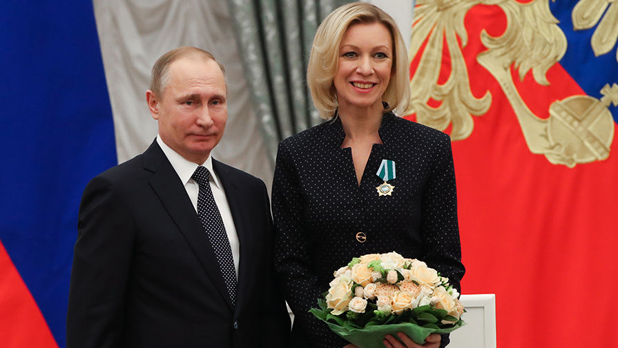Владимир Путин и официальный представитель МИД России Мария Захарова, награжденная орденом Дружбы, во время церемонии вручения государственных наград в&nbsp;Кремле