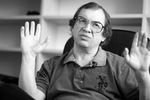 <b>Сергей Мавроди (11 августа 1955 — 26 марта 2018).</b> Основатель финансовых пирамид, самой известной была «МММ», которая считается классической и крупнейшей в истории России по количеству пострадавших и ущербу. В 2003 году был осужден в России за мошенничество в крупных размерах