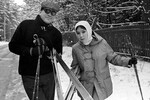 Кинорежиссер Андрей Михалков-Кончаловский с женой киноактрисой Натальей Аринбасаровой на лыжной прогулке, 1967 год