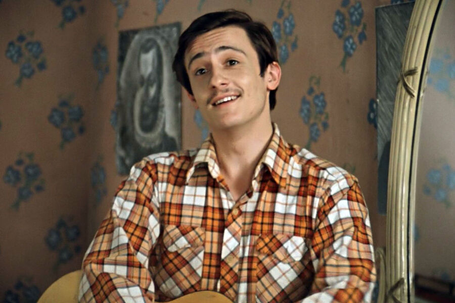 <b>&laquo;Покровские ворота&raquo; (1982)</b>
<br><br>
Сниматься в&nbsp;кино Меньшиков начал еще студентом Высшего театрального училища имени Щепкина. Его дебют состоялся в&nbsp;1980-м в&nbsp;ленте «Жду и надеюсь», чуть позднее он снялся в&nbsp;фильмах «Родня» Никиты Михалкова и «Полеты во сне и наяву» Романа Балаяна. А на&nbsp;выпускном курсе актера пригласили на&nbsp;главную роль в&nbsp;лирическую комедию Михаила Козакова &laquo;Покровские ворота&raquo;, которая сделала его звездой. В&nbsp;одной из&nbsp;самых известных картин позднего советского кино Меньшиков сыграл аспиранта Костика, который приезжает в&nbsp;столицу и останавливается в&nbsp;коммуналке своей тети.