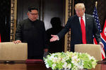 Высший руководитель КНДР Ким Чен Ын и президент США Дональд Трамп во время встречи на острове Сентоса в Сингапуре, 12 июня 2018 года