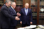 Президент России Владимир Путин, академик РАН Юрий Осипов и ответственный редактор издательства «Большая Российская энциклопедия» Сергей Кравец на презентации «Большой российской энциклопедии» в президентской библиотеке, 20 декабря 2017 года
