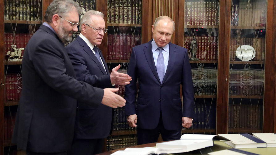 Президент России Владимир Путин, академик РАН Юрий Осипов и ответственный редактор издательства «Большая Российская энциклопедия» Сергей Кравец на презентации «Большой российской энциклопедии» в президентской библиотеке, 20 декабря 2017 года