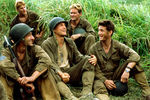<b>«Тонкая красная линия» (1998)
</b><br><br>
Особняком в творчестве Харрельсона стоит роль сержанта Кека в военной драме Терренса Малика по одноименному роману Джеймса Джойса. На съемках картины Харрельсон был в одном строю с такими звездами Голливуда, как Шон Пенн, Джордж Клуни, Эдриан Броуди, Джон Траволта — а также с Гэри Олдманом, Вигго Мортенсеном и Микки Рурком, которых «вырезали» при окончательном монтаже. Фильм рассказывает о битве американских войск за Гуадалканал против японцев во время Второй мировой войны. Герой Харрельсона трагически погибает, случайно вынув чеку из гранаты. «Тонкая красная линия» удостоилась премии «Золотой медведь» за лучший фильм на Берлинском кинофестивале и получила 7 номинаций «Оскара».
