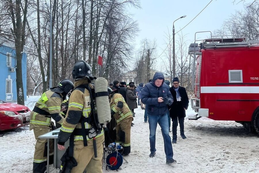 Сотрудники МЧС развернули штаб у&nbsp;одного из&nbsp;домов в&nbsp;Казани, пострадавших при&nbsp;атаке БПЛА, 21&nbsp;декабря 2024&nbsp;года