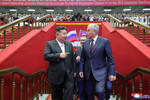 Лидер КНДР Ким Чен Ын и председатель Госдумы РФ Вячеслав Володин перед началом гала-концерта, посвященного 80-летию освобождения Корейского полуострова от японской оккупации, в Пхеньянском дворце спорта, 16 августа 2025 года