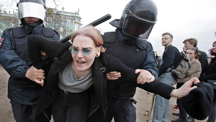 Задержание участника протестной акции в Санкт-Петербурге, 5 мая 2018 года