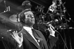 Испанский певец Хулио Иглесиас во время выступления в Москве, 1989 год