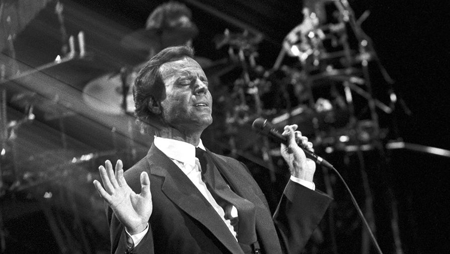 Испанский певец Хулио Иглесиас во время выступления в Москве, 1989 год
