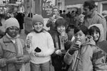 1984 год. Пребывание в СССР группы американских школьников - членов организации «Дети как учителя мира». На фото: дети лакомятся московским мороженым в ГУМе