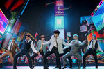 Группа BTS во время выступления на MTV Video Music Awards 2020