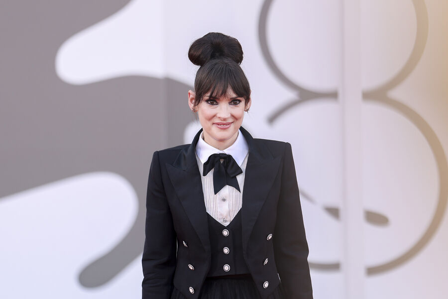 Американская актриса и продюсер Вайнона Райдер в&nbsp;образе коллекции Chanel Haute Couture позирует на&nbsp;красной дорожке во время церемонии открытия 81-го Венецианского кинофестиваля.
<br>
<br>Венеция, Италия. 28&nbsp;августа 2024&nbsp;г.