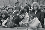 Фанаты Джона Леннона плачут во время панихиды в память о музыканте (более 50 000 человек пришли почтить память бывшего солиста группы Beatles) в Центральном парке Нью-Йорка, 14 декабря 1980 года
