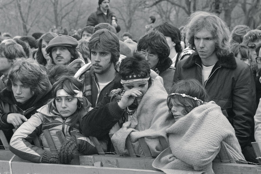 Фанаты Джона Леннона плачут во время панихиды в&nbsp;память о&nbsp;музыканте (более 50 000&nbsp;человек пришли почтить память бывшего солиста группы Beatles) в&nbsp;Центральном парке Нью-Йорка, 14&nbsp;декабря 1980&nbsp;года