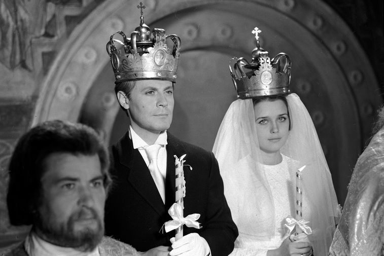 Как впоследствии вспоминала сама актриса, на&nbsp;момент приглашения в&nbsp;многосерийную драму Василия Ордынского у&nbsp;нее &laquo;практически не были никакого опыта&raquo;, из-за чего съемочная площадка стала для&nbsp;нее второй школой. Безусловно, помогли Алферовой также именитые коллеги, в&nbsp;том числе Юрий Соломин и Михаил Козаков. На&nbsp;фото: Юрий Соломин и Ирина Алферова в&nbsp;сцене из&nbsp;кинофильма &laquo;Хождение по&nbsp;мукам&raquo;, 1979&nbsp;год