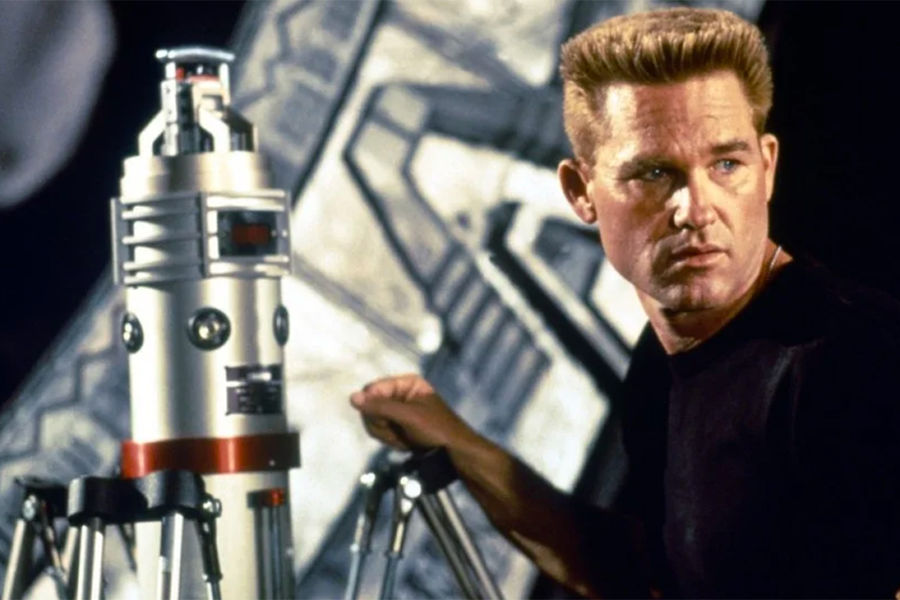 <b>Кадр из&nbsp;фильма «Звездные врата» (1994) </b> <br>
Изначально научно-фантастический фильм «Звездные врата» с&nbsp;Куртом Расселом, задумывался как первая часть кинотрилогии. Однако руководство студии «Metro-Goldwyn-Mayer» решило вместо этого выпустить телесериал, который положил начало огромной франшизе по&nbsp;вселенной «Звездных врат».