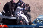 Астронавт Кэтлин Рубинс после приземления корабля «Союз МС-17» в степи Казахстана, 17 апреля 2021 года