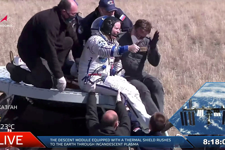 Астронавт Кэтлин Рубинс после приземления корабля &laquo;Союз МС-17&raquo; в&nbsp;степи Казахстана, 17&nbsp;апреля 2021&nbsp;года