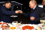 Президент России Владимир Путин и председатель КНР Си Цзиньпин во время посещения выставки в рамках ВЭФ «Улица Дальнего Востока» на набережной Дальневосточного федерального университета на острове Русский, 11 сентября 2018 года