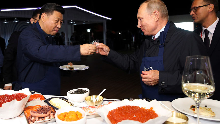 Президент России Владимир Путин и председатель КНР Си Цзиньпин во время посещения выставки в&nbsp;рамках ВЭФ &laquo;Улица Дальнего Востока&raquo; на&nbsp;набережной Дальневосточного федерального университета на&nbsp;острове Русский, 11 сентября 2018 года