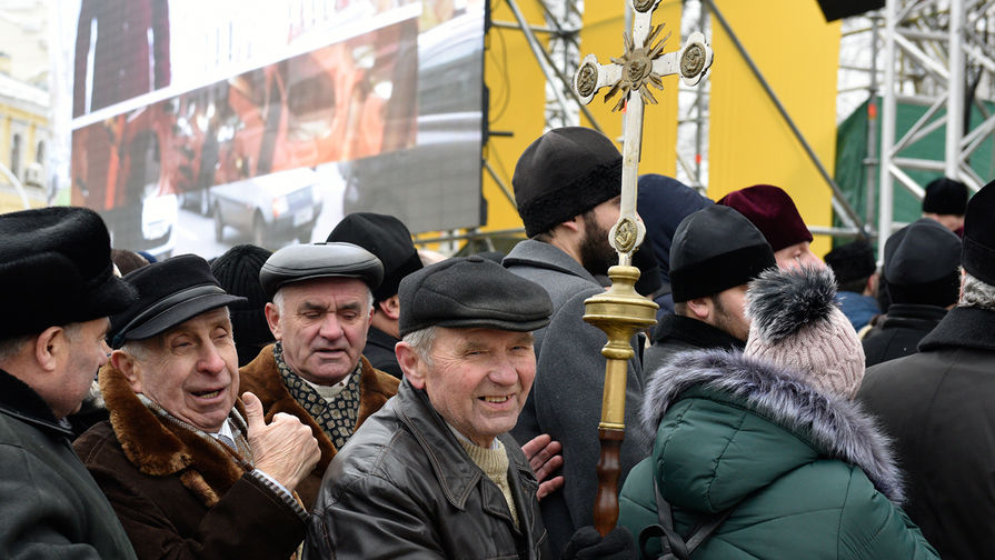 Верующие на «объединительном соборе» на Софийской площади в Киеве, 15 декабря 2018 года
