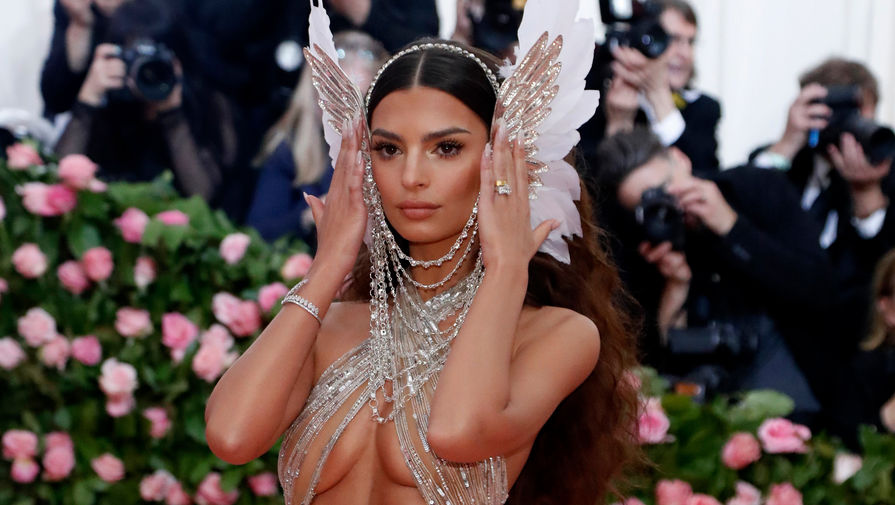 Эмили Ратаковски на&nbsp;красной дорожке Met Gala-2019, 6&nbsp;мая 2019&nbsp;года
