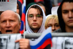 Участник митинга в поддержку незарегистрированных кандидатов в Мосгордуму на проспекте Академика Сахарова в Москве