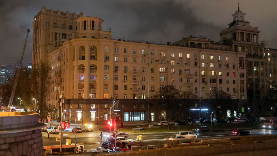 Вид на&nbsp;жилой дом (&laquo;Дом нефтяников&raquo;) на&nbsp;набережной Тараса Шевченко, где произошел пожар