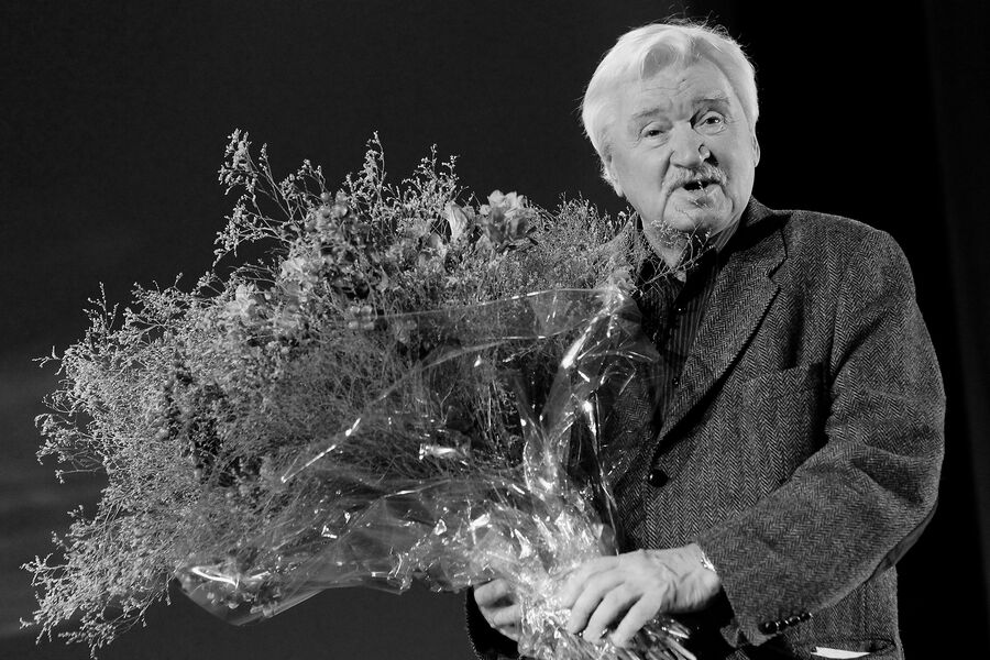 <b>Игорь Масленников (26 октября 1931 &mdash; 17&nbsp;сентября 2022)</b> &mdash; советский и российский кинорежиссер и сценарист. Народный артист РСФСР. Режиссер известен как создатель серии фильмов о&nbsp;Шерлоке Холмсе, трилогии «Зимняя вишня», картин «Гонщики» и «Пиковая дама». Более 20&nbsp;лет Масленников являлся президентом студии «Троицкий мост» в&nbsp;Санкт-Петербурге