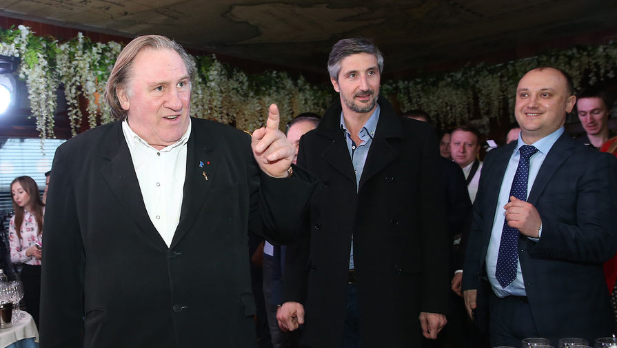 Актер Жерар Депардье (слева) перед&nbsp;началом дегустации вина в&nbsp;ресторане &laquo;Ласточка&raquo;