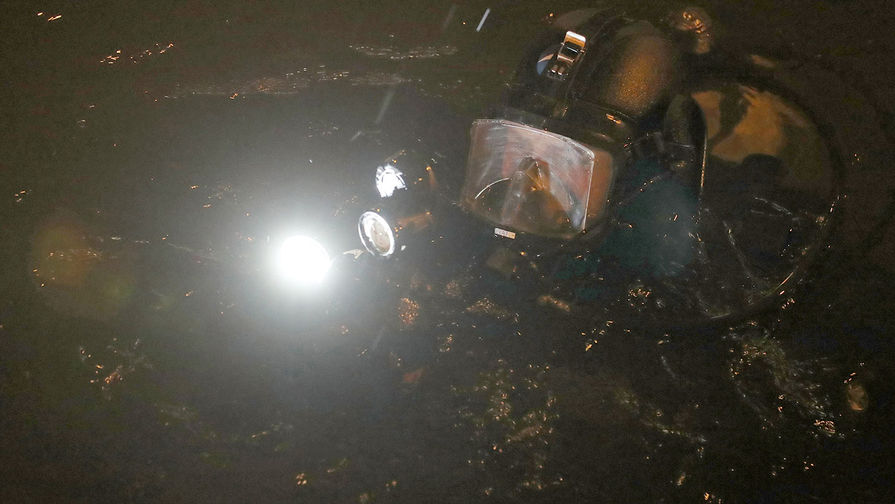 Сотрудник Поисково-спасательной службы возле дома преподавателя Санкт-Петербургского государственного университета (СПбГУ) Олега Соколова, подозреваемого в&nbsp;убийстве девушки, выпускницы СПбГУ